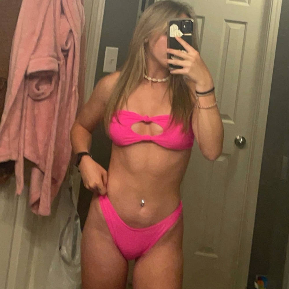 Hot pink bikini!🍉💕☀️👙⛱️🕶️